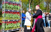 Bisschop Hans van de Hende van Rotterdam zegent een lading bloemen, voordat deze vanuit de Keukenhof op transport gaat naar Rome. beeld ANP