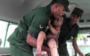 Een gewond kind wordt geholpen na een inval in een huis waarin vermoedelijk terroristen zaten, in Sri Lanka. beeld AFP