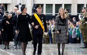 Koning Filip, koningin Mathilde en prinses Elisabeth van België komen aan op de begrafenis. beeld EPA