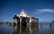 Een kapel in het stijgende water op de Filipijnen. beeld AFP