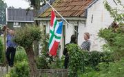 De Groningse vlag hangt halfstok in Westerwijtwerd, waar het epicentrum lag van een aardbeving. beeld ANP