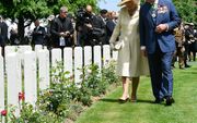 De Britse Prins Charles en zijn vrouw Camilla bezoeken een oorlogsbegraafplaats in Normandië. beeld AFP