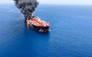 De brandende olietanker Front Altair in de Golf van Oman. beeld EPA