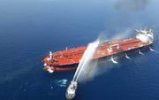 Bluswerkzaamheden bij olietanker Front Altair in de Golf van Oman. Het schip zou donderdagochtend aangevallen zijn; de Noorse marine sprak van drie explosies aan boord van de tanker. beeld EPA