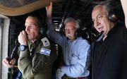 John Bolton (m.) met de Israëlische premier Netanyahu (r.) en legerchef Nadav Padan, tijdens een helikoptervlucht over de Joraan, afgelopen weekeinde. beeld EPA