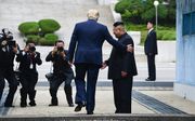 President Trump zet voet op Noord-Koreaanse bodem, onder toekijkend oog van Kim Jong-un. beeld AFP