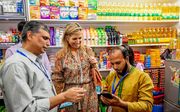 Koningin Maxima tijdens een veldbezoek in Bangladesh aan een supermarkt die gebruik maakt van IPay, en dienst voor digitale betalingen. beeld ANP