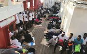 Aan boord van het schip bevinden zich nu 356 migranten. beeld AFP
