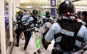 Clash tussen betogers en politie op de luchthaven, dinsdag. beeld EPA