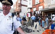 De politie probeert omstanders in Philadelphia onder bedwang te houden. beeld EPA