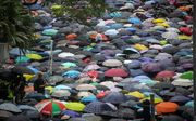 Leraren demonstereren zaterdag in de straten van Hongkong. beeld EPA