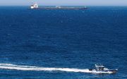 Een patrouilleschip passeert de Iraanse olietanker Grace 1. beeld EPA