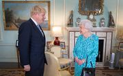 Britse premier Boris Johnson en Britse koningin Elizabeth. beeld AFP