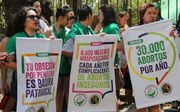 „De uitspraak dat een abortus een „gewone medische handeling zonder gevolgen” is, betekent een klap in het gezicht van alle vrouwen die wél in de problemen komen na een abortus.” Foto: Paraguaanse vrouwen protesteerden in september tegen legalise-ring van