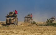 Turkse troepen langs de grens met Syrië. beeld AFP