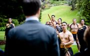 Premier Mark Rutte krijgt een traditionele Maori welkomstceremonie bij aankomst bij het Government House. Rutte brengt een tweedaags bezoek aan Nieuw-Zeeland. beeld ANP