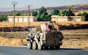 Een Amerikaans legervoertuig patrouilleert in de buurt van Tel Abyad, waar veel doden vielen. beeld AFP