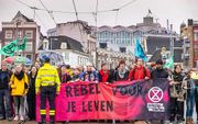 Demonstranten van Extinction Rebellion blokkeren de Blauwbrug in Amsterdam. beeld ANP