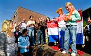 Schoolkinderen uit Deventer zingen het Wilhelmus voor koninging Maxima. beeld ANP