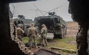 Klaar voor actie. Nederlandse militairen bereiden zich in Litouwen voor op een oefening. beeld Evert-Jan Daniëls