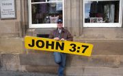 Straatevangelist in het centrum van Edinburgh. Schotse bisschoppen zijn bang dat een nieuwe wet dusdanig geïnterpreteerd kan worden dat het bezit van een Bijbel of belijdenisdocument strafbaar is. beeld RD