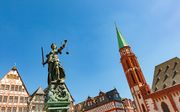 „Het grensgebied tussen kerkelijk en wereldlijk recht is dynamisch en blijft intrigeren.” Foto: standbeeld van ”Vrouwe Justitia” bij de Alte Nikolaikirche in de binnenstad van Frankfurt. beeld iStock