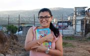 Onderwijzeres Fatima Jolibeth Romero uit Honduras, een van de vrijwilligers die uit de Samenleesbijbel leest met kinderen. beeld NBG