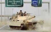 Een Amerikaanse tank bij de Iraakse stad Fallujah. beeld EPA, Nabil Mounzer