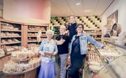 Bij bakkerij Kok in Schoonhoven staat de derde generatie aan het roer. V.l.n.r.: mevrouw A. Kok-Schilt (80), Jan-Hendrik (46), Daan (13) en Sonja Kok (43). beeld Sjaak Verboom