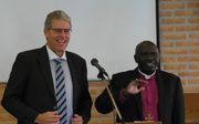 Ds. J. P. Ouwenhand (l.) tijdens een GZB-bijeenkomst in 2015, toen de Zuid-Sudanese bisschop Anthony Poggo te gast was. beeld RD