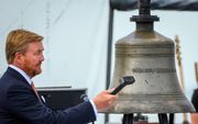 Koning Willem-Alexander luidt een belboei als officiële opening van het lustrumjaar 75 jaar vrijheid. beeld ANP