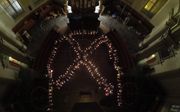 Kerkgangers vormen een Koptisch kruis. beeld Noorderkerk Amsterdam