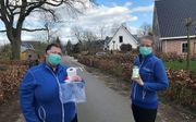 Corrine Kroese (42, links op de foto), wijkverpleegkundige in het team Beekbergen-Hoenderloo van Buurtzorg Nederland. beeld RD