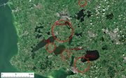 Op deze satellietfoto van 19 juli is de muizenschade zichtbaar in de rood omcirkelde gebieden. beeld Wageningen University & Research