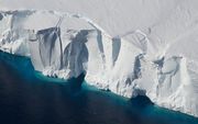 Rond West-Antarctica knabbelt een opwarmende oceaan aan de onderkant van drijvende ijsplaten, zoals hier de Getz Ice Shelf.  beeld NASA, Jeremy Harbeck