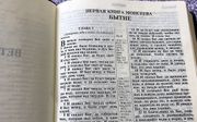 Toen de Rus Viktor Tarasov zijn eerste Bijbel kreeg, sloeg hij aan het lezen. Vanaf Genesis 1. beeld bibleinmylanguage.com
