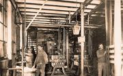 Arbeiders aan het werk in de Delftse gist- en spiritusfabriek die Jacques van Marken stichtte. beeld De Ingenieur, 1889