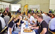 Nationaal uienontbijt met telers, handelaren en afnemers waaronder vertegenwoordigers van supermarkten. beeld Van Scheyen Fotografie