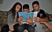 Kinderen in Damascus lezen in de Arabische kinderbijbel. beeld Stichting Ismaël