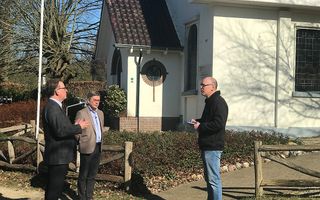 De presentatie van De Nieuwe Psalmberijming in Hoog Soeren. V.l.n.r.: ds. Willem Smouter, Arjen van Trigt en Jan Pieter Kuijper. beeld DNP