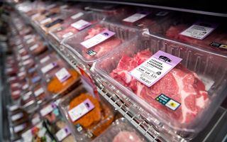 Vlees ligt vaak te goedkoop in de winkels, vinden dierenrechtenorganisaties. beeld ANP, Jerry Lampen