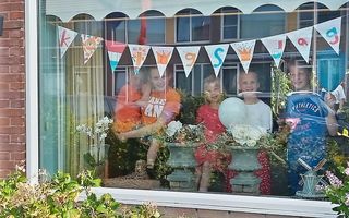 Koningsdag 2021 wordt opnieuw een Woningsdag, evenals in 2020. Foto: Feest achter de ramen in Benthuizen. beeld Metine van der Hoek