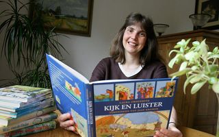 Laura Zwoferink met haar kinderbijbel "Kijk en Luister" (foto uit 2006). beeld RD, Anton Dommerholt