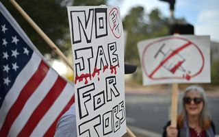 Protest tegen verplichte vaccinatie voor bepaalde beroepsgroepen in Pasadena, Californië, november 2021. beeld AFP, Robyn Beck