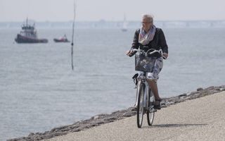 Teuntje Schot-van Gilst (66) uit Bruinisse fietst graag langs het water.  beeld Dirk-Jan Gjeltema