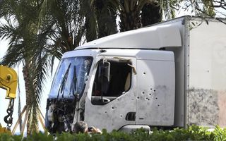NICE. De truck waarmee een 31-jarige Tunesiër donderdag in Nice een bloedige aanslag pleegde, werd doorzeefd met kogels. De dader werd gedood. Onder de slachtoffers is ook een tiental kinderen. beeld AFP, Boris Horvat