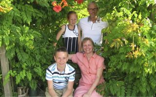 Henri en Jacqueline Zandvliet met hun kinderen Anne en Daniel. „We leren de kinderen vroeg eigen keuzes te maken.” beeld RD