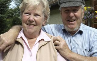 Eddy Robberts (r.) en zijn vrouw Corrie (75). beeld RD