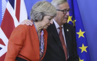 De Britse premier May (l.) en de voorzitter van de Europese Commissie, Juncker (r.). beeld EPA, OLIVIER HOSLET