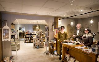 Boekhandel De Vos in Sliedrecht wordt gerund door Corrie, Jan en Jantine. beeld RD, Henk Visscher